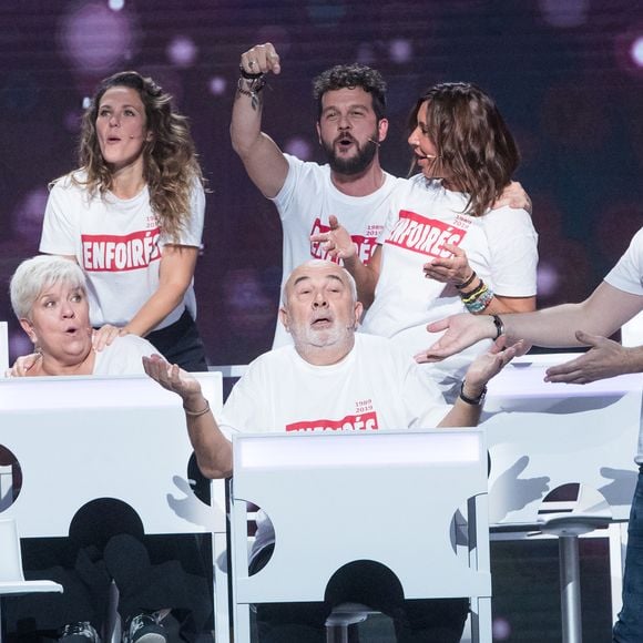 Exclusif - Amel Bent, Laure Pester (Lorie), Mimie Mathy, Gérard Jugnot, Zazie, Claudio Capéo, Patrick Fiori - Enregistrement de l'émission "Les enfoirés jouent le jeu", qui sera diffusée le 30 novembre en prime time sur TF1. Le 18 novembre 2019
© Cyril Moreau / Bestimage
A l'occasion des 30 ans de la troupe des Enfoirés et de la sortie du Coffret " Les 30 ans des Enfoirés 1989-2019 " au profit des Restos du Cœur, des Enfoirés et des surprises se retrouvent autour de N.Aliagas pour une grande soirée de jeux.
Des jeux en cascades, des questions en rafales, des karaokés, des blind tests, des mimes…    
Et une grande finale pour déterminer, de tous les Enfoirés présents, qui sera le grand vainqueur de la soirée.