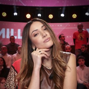 Pour une nuit dans une chambre, il faut compter entre 85 € et 130 € en fonction de la chambre et de la période, selon les indications du site Logis Hotels.

Exclusif - Delphine Wespiser, sur le plateau de  TBT9 présenté par C.Hanouna, et diffusé en direct sur W9, Paris, France, le 05 fevrier 2026. © Jack Tribeca / Bestimage