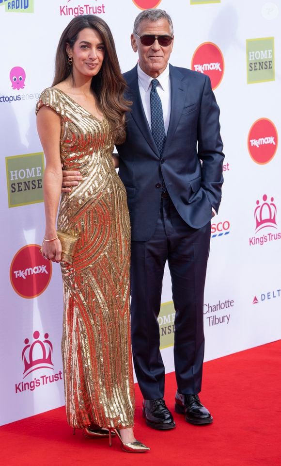 Cette création spectaculaire date d’un défilé de la maison en 2007.

Amal Clooney, George Clooney assistent à A King's Trust Celebration, une soirée spéciale au Royal Albert Hall célébrant le 50e anniversaire du King's Trust. Photo par GOFF  / BESTIMAGE