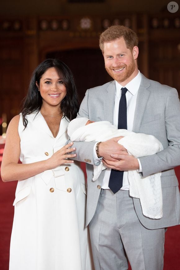 C'est en Californie que le couple vit depuis son départ en janvier 2020.

Le prince Harry et Meghan Markle, duc et duchesse de Sussex,  présentent leur fils Archie Harrison Mountbatten-Windsor  dans le hall St George au château de Windsor le 8 mai 2019. Photo par AGENCE / BESTIMAGE