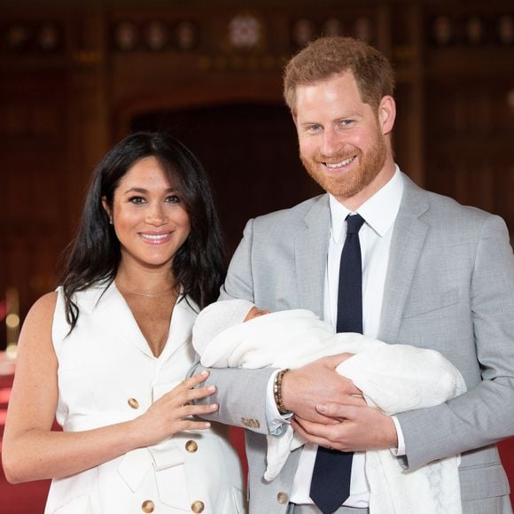 C'est en Californie que le couple vit depuis son départ en janvier 2020.

Le prince Harry et Meghan Markle, duc et duchesse de Sussex,  présentent leur fils Archie Harrison Mountbatten-Windsor  dans le hall St George au château de Windsor le 8 mai 2019. Photo par AGENCE / BESTIMAGE