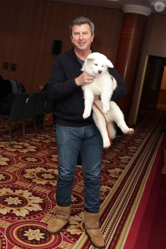 Mais il souffre tout de même d'acouphènes, des bruits permanents qu'il entend dans l'oreille gauche.

Exclusif -   Pascal Bataille avec son chien lors de la conférence de presse "Défi d'Elles 2024" à Paris le 10 janvier 2024.
© Jack Tribeca / Bestimage