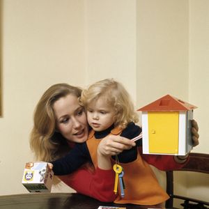 Marie a perdu son père à 12 ans seulement.

Brigitte Fossey avec sa fille Marie, 3 ans, jouant avec des cubes . Le 6 janvier 1971
© Alain Canu via Bestimage
