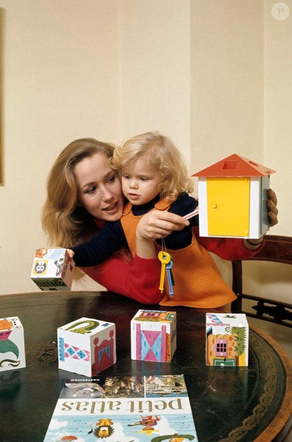 Marie a perdu son père à 12 ans seulement.

Brigitte Fossey avec sa fille Marie, 3 ans, jouant avec des cubes . Le 6 janvier 1971
© Alain Canu via Bestimage
