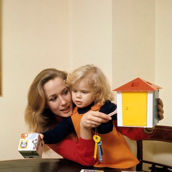 Marie a perdu son père à 12 ans seulement.

Brigitte Fossey avec sa fille Marie, 3 ans, jouant avec des cubes . Le 6 janvier 1971
© Alain Canu via Bestimage