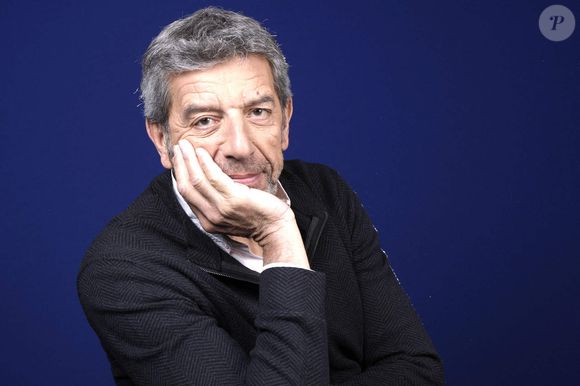 Michel Cymes pose pour des photos le 8 avril 2022 à Paris, France. Photo par Vim/ABACAPRESS.COM
