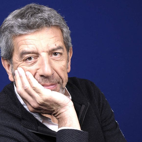 Michel Cymes pose pour des photos le 8 avril 2022 à Paris, France. Photo par Vim/ABACAPRESS.COM