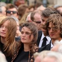 Candice, Félix, Alice et Roxane, les enfants de Nicolas Altmayer, unis pour honorer la mémoire de leur père à Paris