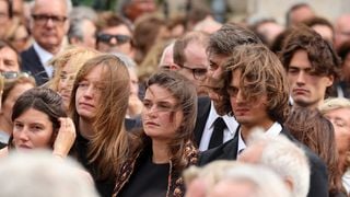 Candice, Félix, Alice et Roxane, les enfants de Nicolas Altmayer, unis pour honorer la mémoire de leur père à Paris
