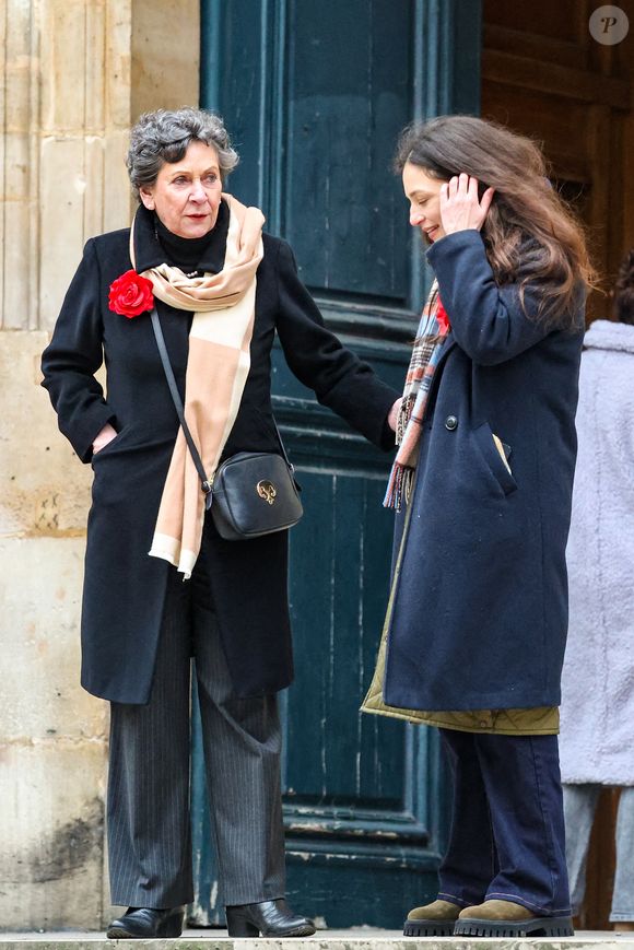 Geneviève Laborde, la soeur de la défunte, et sa nièce, Gabrièle, la fille de C.Laborde - Arrivées aux obsèques de C.Laborde en l’église Saint-Roch à Paris, le 6 février 2025. Décédée le 28 janvier 2025 à l'âge de 73 ans, l'ancienne présentatrice météo de TF1 (1988 - 2017) était atteinte de la maladie neurodégénérative à corps de Lewy. 
© Jacovides - Moreau / Bestimage