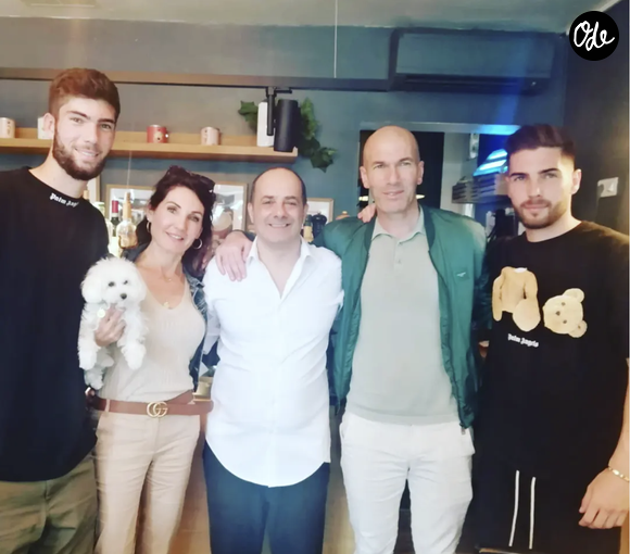 C'est à Turin, entre 1996 et 2001, époque où le joueur brillait sur le terrain de la Juventus, que les deux hommes se sont rencontrés. Le Ballon d'Or 1998 était en effet un client particulièrement assidu du restaurant turinois de ce chef de grand talent.

Roberto Falvo, le nouveau chef cuisinier des Bleus, sur Instagram