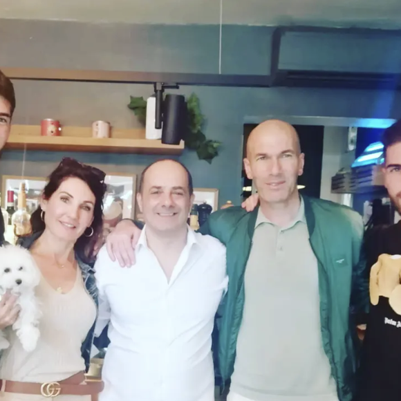 C'est à Turin, entre 1996 et 2001, époque où le joueur brillait sur le terrain de la Juventus, que les deux hommes se sont rencontrés. Le Ballon d'Or 1998 était en effet un client particulièrement assidu du restaurant turinois de ce chef de grand talent.

Roberto Falvo, le nouveau chef cuisinier des Bleus, sur Instagram