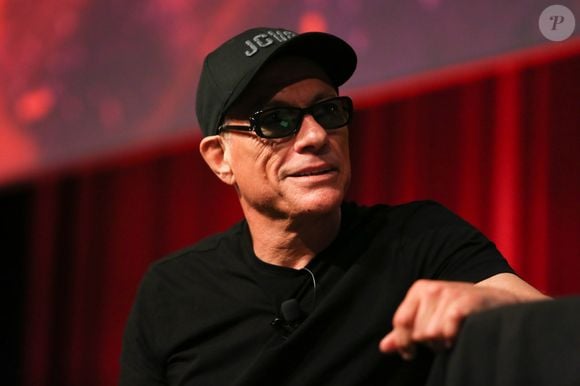 Avant l’opération, il a demandé à son ami Alexander de veiller sur sa famille “au cas où”.

Jean-Claude Van Damme lors d'une soirée JCVD lors de sa tournée australienne au Wesley Conference Centre de Sydney, Australie, le 6 mars 2020. © Christopher Khoury/Australian Press Agency/Zuma Press/Bestimage