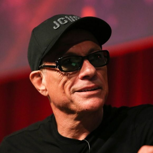 Avant l’opération, il a demandé à son ami Alexander de veiller sur sa famille “au cas où”.

Jean-Claude Van Damme lors d'une soirée JCVD lors de sa tournée australienne au Wesley Conference Centre de Sydney, Australie, le 6 mars 2020. © Christopher Khoury/Australian Press Agency/Zuma Press/Bestimage