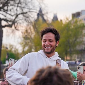 Le chanteur Vianney a improvisé un concert sur le parvis de Notre-Dame de Paris le 8 avril 2025. © Jack Bussat / Bestimage