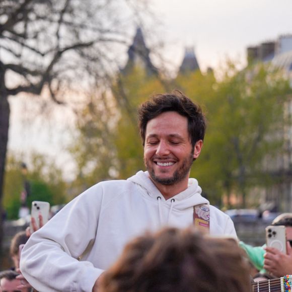 Le chanteur Vianney a improvisé un concert sur le parvis de Notre-Dame de Paris le 8 avril 2025. © Jack Bussat / Bestimage
