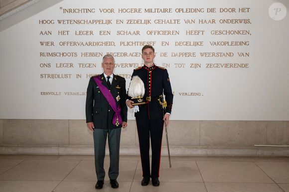 Le Prince Gabriel (D), le Roi Philippe - Filip de Belgique (G) posent pour le photographe après que le Prince Gabriel ait prêté le serment d'officier à l'Ecole Royale Militaire (ERM) à Bruxelles, le mardi 30 septembre 2025. © ABACAPRESS.COM