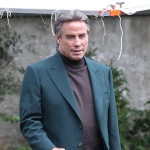 Exclusif - John Travolta et sa femme Kelly Preston sur le tournage de 'Gotti: In The Shadow Of My Father' à Cincinnati dans l'état de Ohio. L'acteur Spencer Lofranco est aussi présent sur le tournage et joue le rôle du fils de John Travolta. Le 28 juillet 2016
Crédit : FAMEFLYNET / BESTIMAGE
