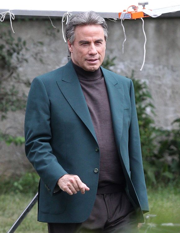 Exclusif - John Travolta et sa femme Kelly Preston sur le tournage de  'Gotti: In The Shadow Of My Father' à Cincinnati dans l'état de Ohio. L'acteur Spencer Lofranco est aussi présent sur le tournage et joue le rôle du fils de John Travolta. Le 28 juillet 2016
Crédit : FAMEFLYNET / BESTIMAGE