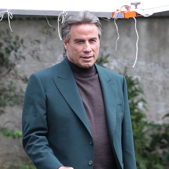 Exclusif - John Travolta et sa femme Kelly Preston sur le tournage de  'Gotti: In The Shadow Of My Father' à Cincinnati dans l'état de Ohio. L'acteur Spencer Lofranco est aussi présent sur le tournage et joue le rôle du fils de John Travolta. Le 28 juillet 2016
Crédit : FAMEFLYNET / BESTIMAGE