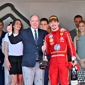 Charles Leclerc, le prince Albert II de Monaco, Charlotte Casiraghi - Le prince Albert II de Monaco et la princesse Charlène de Monaco ne cachent pas leurs joies et leurs émotions en remettant à Charles Leclerc le trophée du  vainqueur du Grand Prix de Formule 1 (F1) de Monaco. Monaco, le 26 mai 2024.
© Bruno Bebert/Bestimage