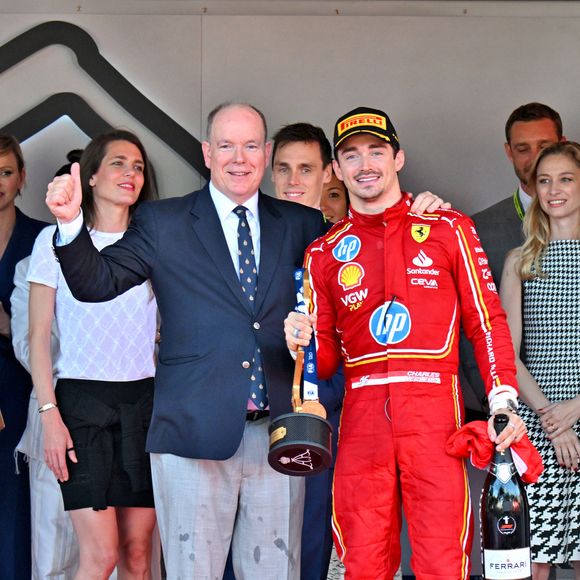 Charles Leclerc, le prince Albert II de Monaco, Charlotte Casiraghi - Le prince Albert II de Monaco et la princesse Charlène de Monaco ne cachent pas leurs joies et leurs émotions en remettant à Charles Leclerc le trophée du  vainqueur du Grand Prix de Formule 1 (F1) de Monaco. Monaco, le 26 mai 2024.
© Bruno Bebert/Bestimage