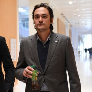 Alain-Fabien Delon arrive au tribunal correctionnel de Paris pour avoir enregistré et diffusé avec son frère Anthony Delon une conversation de leur sœur, Anouchka, avec leur père, le 5 janvier 2024, à l'époque où les désaccords de la fratrie concernant la santé d'Alain Delon, à Paris, France, le 17 mars 2026. Anthony Delon et Anouchka sont absents. © Clément Prioli/Bestimage