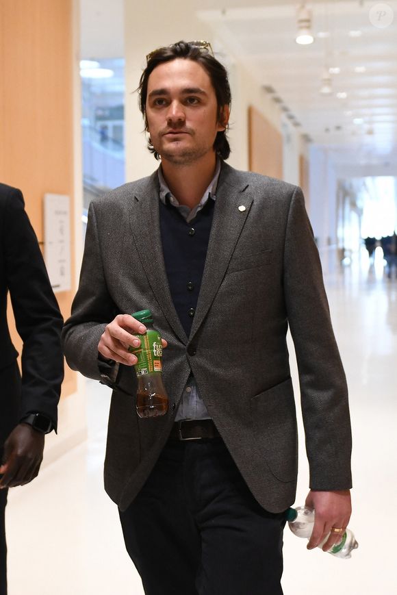 Alain-Fabien Delon arrive au tribunal correctionnel de Paris pour avoir enregistré et diffusé avec son frère Anthony Delon une conversation de leur sœur, Anouchka, avec leur père, le 5 janvier 2024, à l'époque où les désaccords de la fratrie concernant la santé d'Alain Delon, à Paris, France, le 17 mars 2026. Anthony Delon et Anouchka sont absents. © Clément Prioli/Bestimage