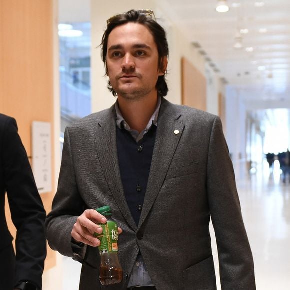 Alain-Fabien Delon arrive au tribunal correctionnel de Paris pour avoir enregistré et diffusé avec son frère Anthony Delon une conversation de leur sœur, Anouchka, avec leur père, le 5 janvier 2024, à l'époque où les désaccords de la fratrie concernant la santé d'Alain Delon, à Paris, France, le 17 mars 2026. Anthony Delon et Anouchka sont absents. © Clément Prioli/Bestimage