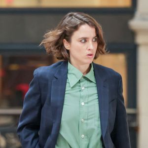 Les faits remontent à la période 2001-2004, alors qu’elle était âgée de 12 à 15 ans.

Adèle Haenel - Interuption de séance lors du procès en appel du réalisateur Christophe Ruggia accusé d'agressions sexuelles par Adèle Haenel reprend au palais de justice sur île de la Cité, chambre 2-5 de la cour d'appel de Paris, France, le 23 janvier 2026. © Julien Sarkissian/Bestimage