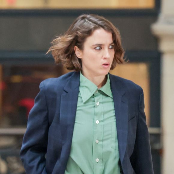 Les faits remontent à la période 2001-2004, alors qu’elle était âgée de 12 à 15 ans.

Adèle Haenel - Interuption de séance lors du procès en appel du réalisateur Christophe Ruggia accusé d'agressions sexuelles par Adèle Haenel reprend au palais de justice sur île de la Cité, chambre 2-5 de la cour d'appel de Paris, France, le 23 janvier 2026. © Julien Sarkissian/Bestimage