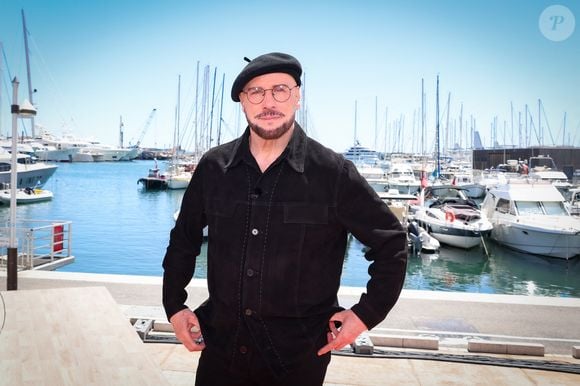 un béret vissé sur la tête. Un choix vestimentaire très calculé.

Exclusif - John Travolta, lors de l'enregistrement du 20h30 Le Dimanche, présenté par L.Delahousse pendant du 79ème Festival International du Film de Cannes, France, le 16 mai 2026. © Jack Tribeca/Bestimage