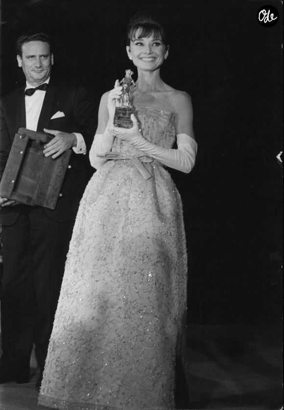7 juillet 1962 - Hier soir, à Taormine, dans le magnifique cadre du théâtre gréco-romain, s'est déroulée la cérémonie de remise des prix « David di Donatello » aux acteurs étrangers et italiens pour leurs meilleurs films. Des personnalités du cinéma, des actrices et des acteurs étaient présents à la cérémonie. La photo montre l'actrice américaine Audrey Hepburn recevant le « David di Donatello » pour son rôle principal dans « Breakfast at Tiffany's » (Crédit photo : © Keystone Press Agency/ZUMA Press Wire)