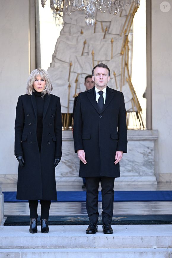 Sur les critiques dont est victime le chef de l'Etat, Brigitte Macron a avoué que "parfois, ce qu’il entend le touche profondément, même s’il ne le dit pas". "Mais s’il y a une chose qu’Emmanuel mérite, c’est le respect", a-t-elle tenu à souligner. 

Le président Emmanuel Macron et sa femme Brigitte Macron participent à une minute de silence en hommage aux victimes du cyclone Chido à Mayotte le 23 décembre 2024. © Eric Tschaen / Pool / Bestimage