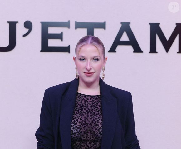 Samedi 30 mai, elle sera l'une des invités de la grande finale de The Voice sur TF1. 

Héléna Bailly - Les célébrités au défilé ETAM "Collection J'ETAM" lors de la Fashion Week de Paris (PFW). © Rachid Bellak / Bestimage
