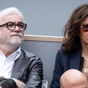 Pascal Praud et sa femme Catherine en tribunes lors des Internationaux de France de Tennis de Roland Garros 2025, à Paris, France, le 7 juin 2025. © Cyril Moreau/Bestimage
