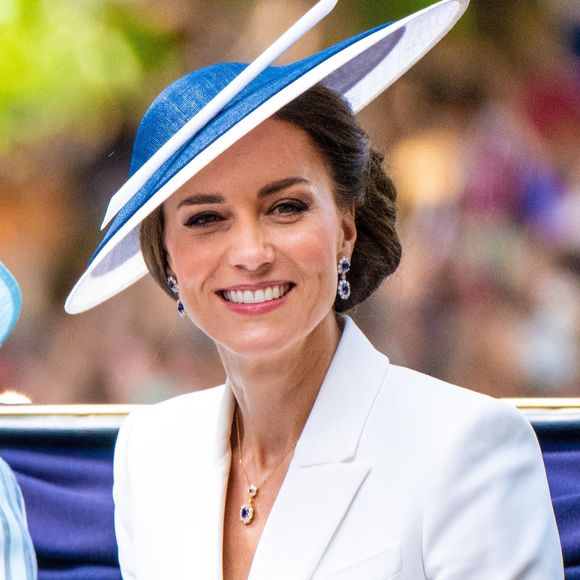 Londres, Royaume-Uni – La duchesse de Cambridge, Kate Middleton, a fait une mise à jour personnelle sur son traitement et sa convalescence. Elle a terminé ses séances de chimiothérapie et se concentre désormais sur le maintien d'un mode de vie sans cancer. Elle a partagé une vidéo sur laquelle on peut la voir avec le prince William, ses enfants, le prince George, la princesse Charlotte et le prince Louis.

Backgrid USA / Bestimage