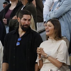 Pour ce faire, l'ancien handballeur et son épouse ont réuni leurs plus proches dans le Languedoc-Roussillon.
Nikola Karabatic et sa femme Géraldine Pillet à la soirée "Gael & Friends" à Roland Garros sur le court Philippe Chatrier à Paris le 21 mai 2026.
© Marc Ausset-Lacroix/Bestimage