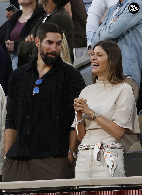 Pour ce faire, l'ancien handballeur et son épouse ont réuni leurs plus proches dans le Languedoc-Roussillon. 

Nikola Karabatic et sa femme Géraldine Pillet à la soirée "Gael & Friends" à Roland Garros sur le court Philippe Chatrier à Paris le 21 mai 2026.

© Marc Ausset-Lacroix/Bestimage