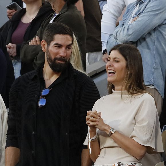 Pour ce faire, l'ancien handballeur et son épouse ont réuni leurs plus proches dans le Languedoc-Roussillon. 

Nikola Karabatic et sa femme Géraldine Pillet à la soirée "Gael & Friends" à Roland Garros sur le court Philippe Chatrier à Paris le 21 mai 2026.

© Marc Ausset-Lacroix/Bestimage
