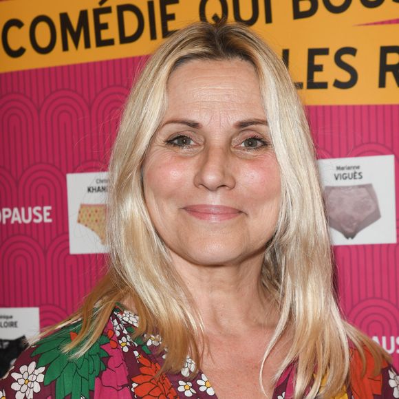 Elle réside dans un appartement apaisant qui lui offre une vue imprenable sur la Tour Eiffel.

Exclusif - Sophie Favier - Photocall du spectacle "Ménopause" au Théâtre de la Madeleine à Paris. Le 29 juin 2019
© Coadic Guirec / Bestimage