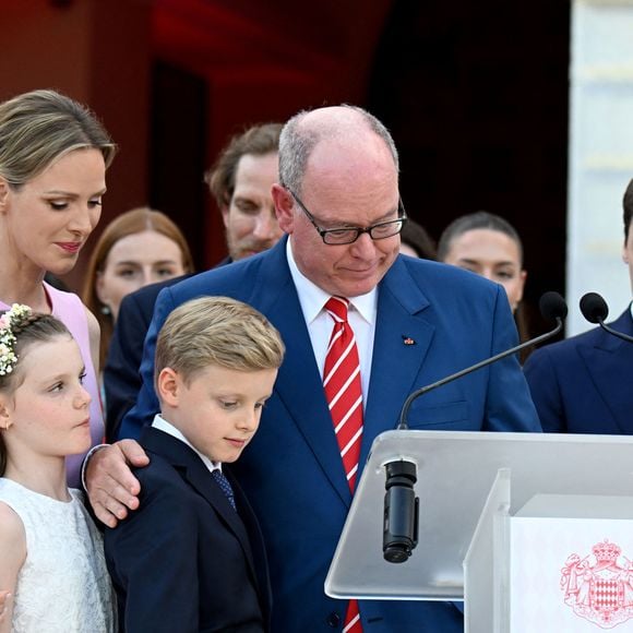Le 21 juillet dernier, elle a épaulé Albert lors de la prestation de serment du nouveau ministre d'Etat

Le prince Albert II de Monaco, la princesse Charlene et leurs enfants, le prince héréditaire Jacques et la princesse Gabriella, Charlotte Casiraghi, Tatiana Santo Domingo, Andrea Casiraghi et Louis Ducruet - Célébration des 20 ans de règne du prince souverain Albert II de Monaco sur la place du Palais à Monaco, le 19 juillet 2025. © Bruno Bebert/Bestimage