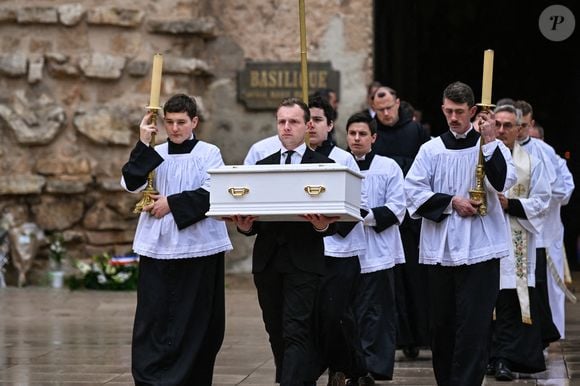 Disparu le 8 juillet 2023, le garçon de 2 ans et demi dont les ossements ont été retrouvés en mars 2024 a bien été tué

Un porteur de cercueil porte le cercueil après les funérailles d'un petit garçon français à Saint-Maximin-la-Sainte-Baume, dans le sud de la France, le 8 février 2025.