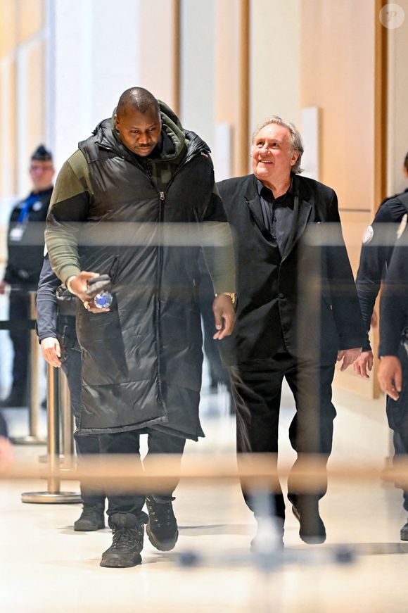 Gérard Depardieu pendant la suspension d'audience de son procès pour agressions sexuelles sur deux femmes lors d'un tournage de film en 2021, au tribunal correctionnel de Paris, France, le 24 mars 2025. Depardieu, 76 ans, qui a réalisé plus de 200 films et séries télévisées, a été accusé de comportement inapproprié par une vingtaine de femmes, mais c'est la première affaire à être jugée. Les deux plaignantes - Amélie, 54 ans, décoratrice, et Sarah (nom modifié), 34 ans, assistante réalisatrice - allèguent une agression sexuelle lors du tournage en 2021 de « Les Volets Verts » du réalisateur Jean Becker. © Pierre Perusseau/Bestimage