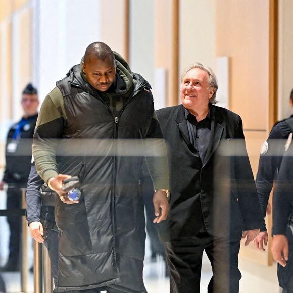 Gérard Depardieu pendant la suspension d'audience de son procès pour agressions sexuelles sur deux femmes lors d'un tournage de film en 2021, au tribunal correctionnel de Paris, France, le 24 mars 2025. Depardieu, 76 ans, qui a réalisé plus de 200 films et séries télévisées, a été accusé de comportement inapproprié par une vingtaine de femmes, mais c'est la première affaire à être jugée. Les deux plaignantes - Amélie, 54 ans, décoratrice, et Sarah (nom modifié), 34 ans, assistante réalisatrice - allèguent une agression sexuelle lors du tournage en 2021 de « Les Volets Verts » du réalisateur Jean Becker. © Pierre Perusseau/Bestimage