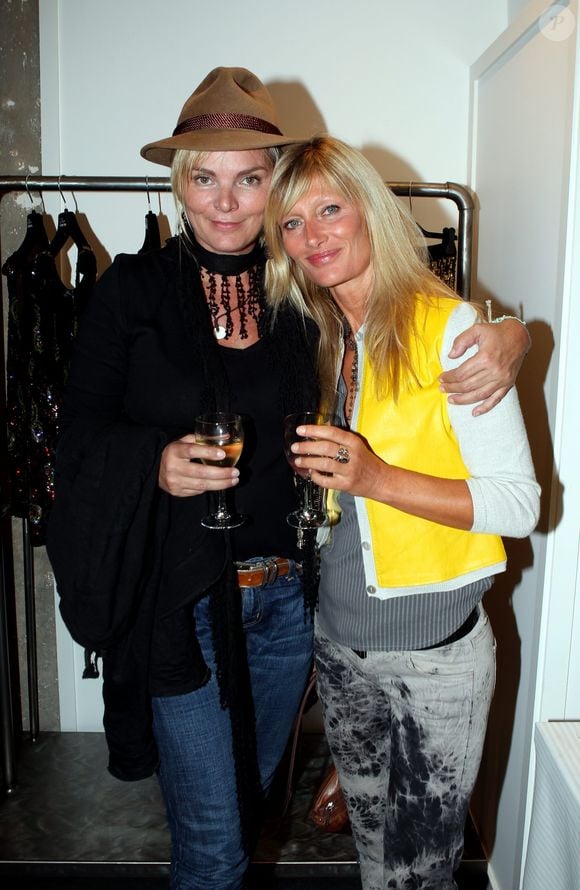 Paris, 15 septembre 2011 — Exclusif
Vernissage de l’exposition de France Lory, « Des Ils et des Elles », dans la boutique de Michel Klein située rue Jacob à Paris.
Étaient présentes : Cecilia Rodhe (première épouse de Yannick Noah) et Isabelle Noah.

AGENCE / BESTIMAGE