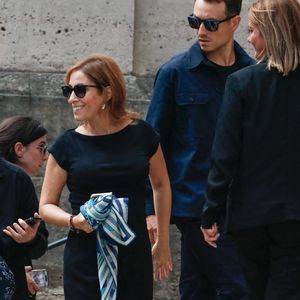 Léa Salamé et Hugo Clément - Arrivées aux obsèques de Thierry Ardisson en l’église Saint-Roch de Paris, France, le 17 juillet 2025. © Clovis-Jacovides/Bestimage