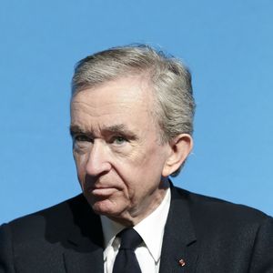 Il s’inscrit dans une stratégie de long terme visant à consolider la gouvernance familiale du leader mondial du luxe. 

LVMH CEO Bernard Arnault - La mairie de Paris et le groupe LVMH ont dévoilé ce mercredi leur projet de réhabilitation de l'ancien musée des Arts et Traditions, fermé depuis 2005 à Paris le 8 mars 2017 . © Photo par Stéphane Lemouton/Bestimage Le lieu va devenir une vitrine des métiers d'arts et de l'artisanat, après avoir été rénové par le célèbre l'architecte de la Fondation Vuitton, Frank Gehry. Le budget de ce projet pharaonique, entièrement pris en charge par LVMH, s'élève à 158 millions d'euros.
|Présentation de la maquette d'un prochain musée parisien à Paris