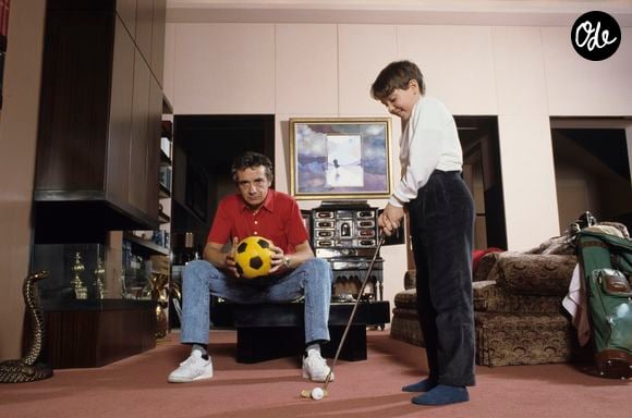 Archives - En France, à Paris, rendez-vous avec Michel Sardou chez lui dans le salon avec son fils Davy 9 ans, lui apprenant à jouer au golf. Novembre 1987
© Michel Marizy via Bestimage