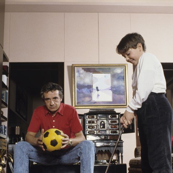 Archives - En France, à Paris, rendez-vous avec Michel Sardou chez lui dans le salon avec son fils Davy 9 ans, lui apprenant à jouer au golf. Novembre 1987
© Michel Marizy via Bestimage